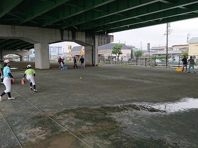 今日の練習場所は高架下